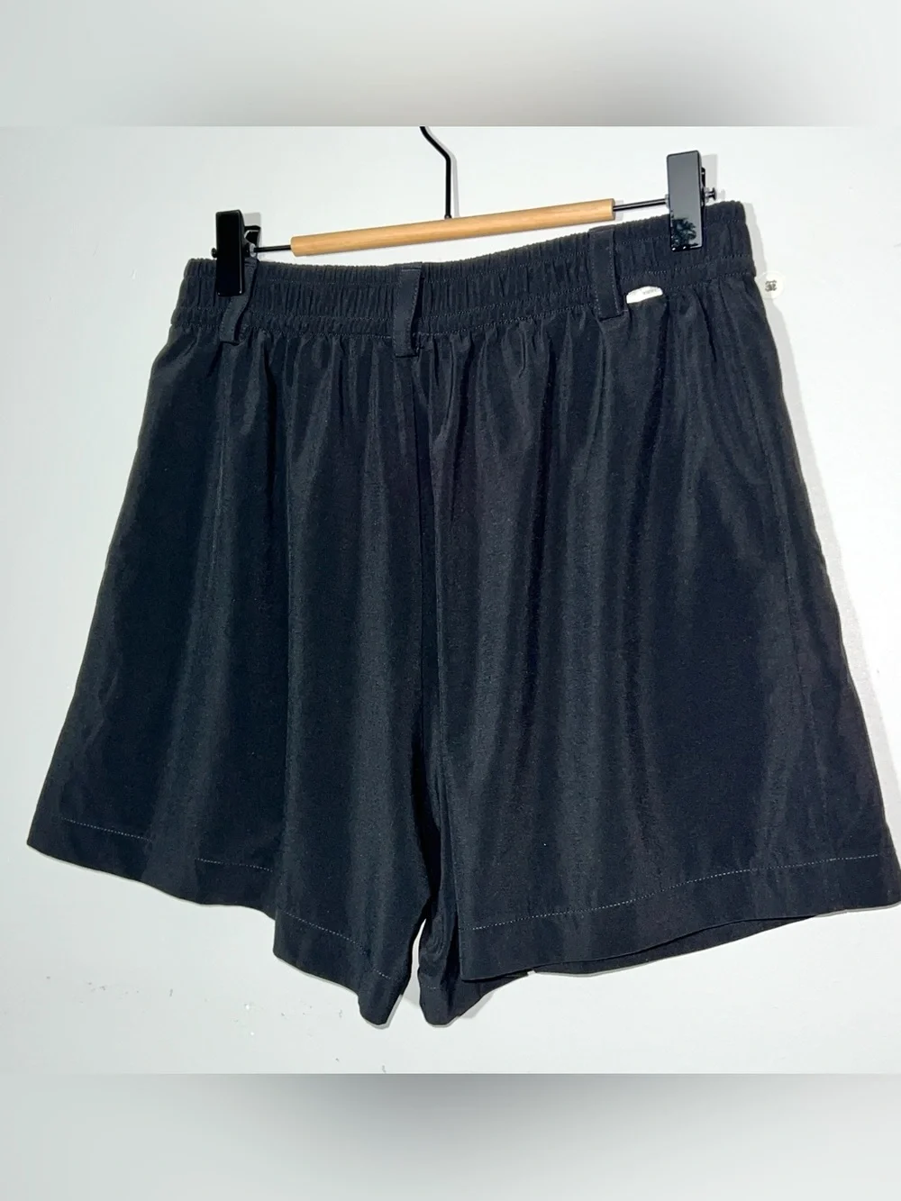 Vuori Optimist Shorts Black Stretch High Rise Elastic Back Pockets Size S